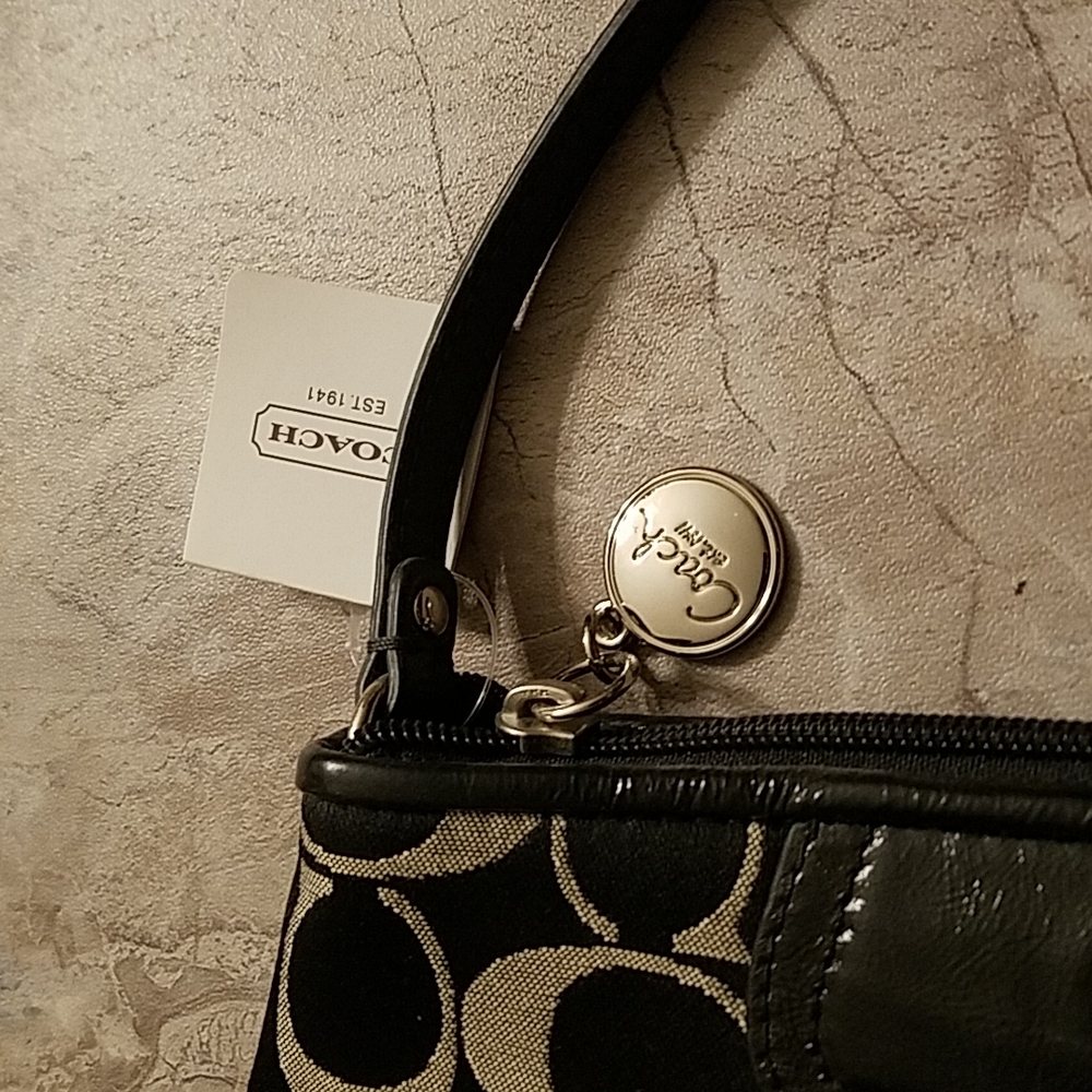 New! Coach Black & Cream Large Wristlet - Picture 5 of 11